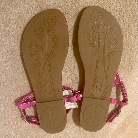Flat fuschia thong sandals - Picture 2 of 2